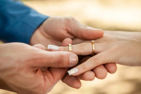 Anel de noivado e aliança de casamento