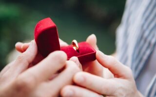 Tradições e significados por trás das alianças de casamento